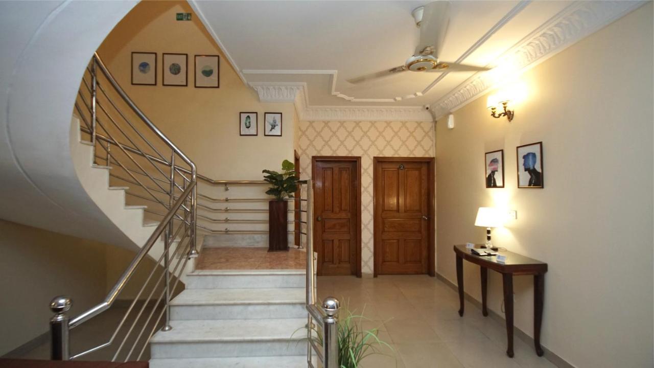 World Inn Hotel Karacsi Kültér fotó
