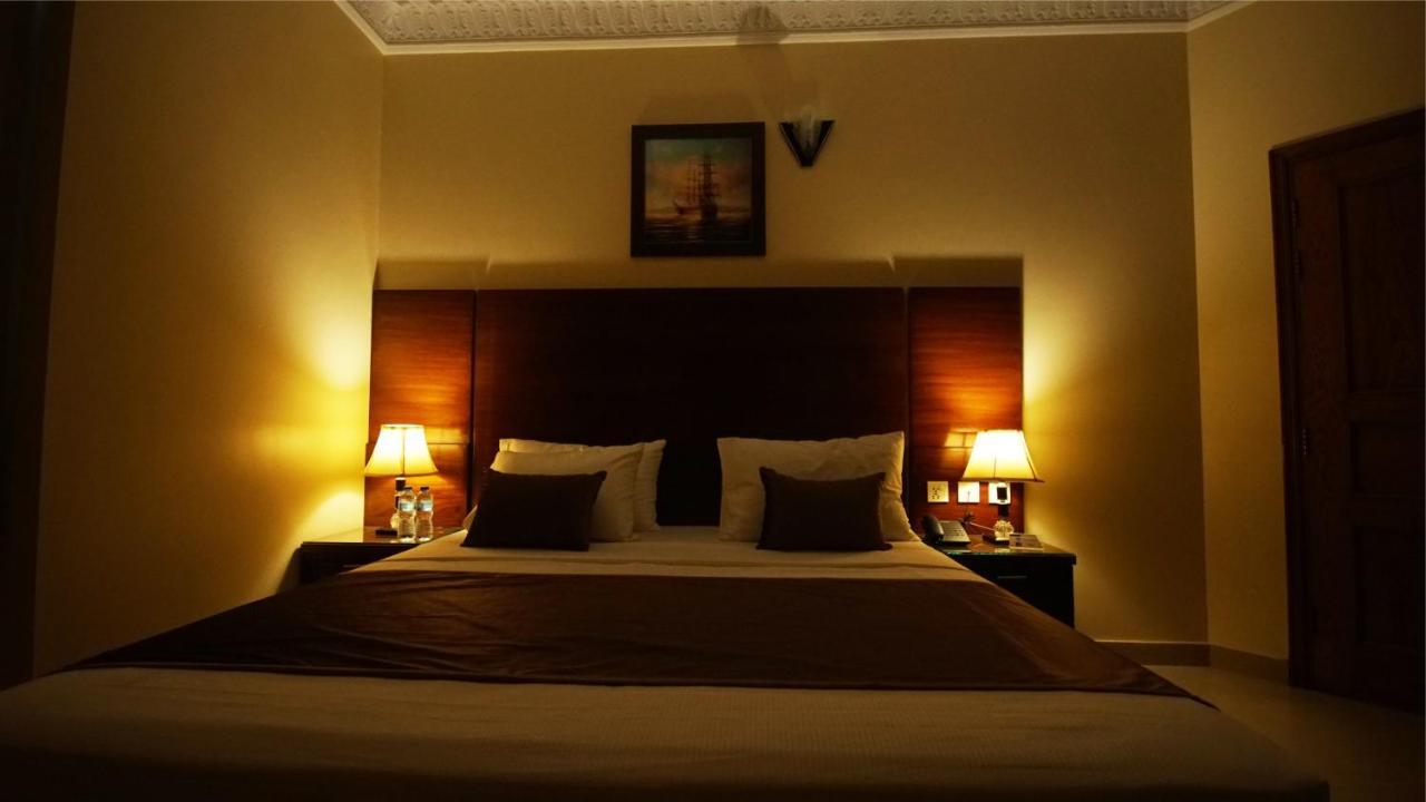 World Inn Hotel Karacsi Kültér fotó
