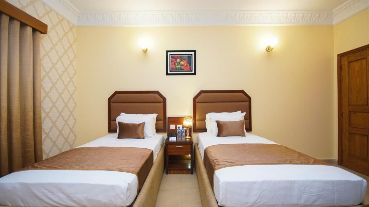 World Inn Hotel Karacsi Kültér fotó