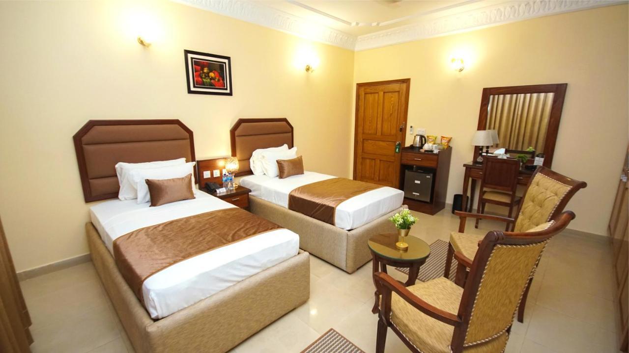 World Inn Hotel Karacsi Kültér fotó