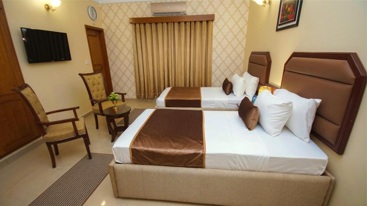 World Inn Hotel Karacsi Kültér fotó