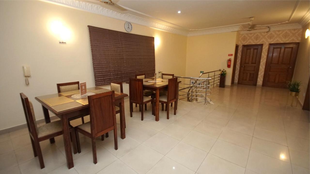 World Inn Hotel Karacsi Kültér fotó
