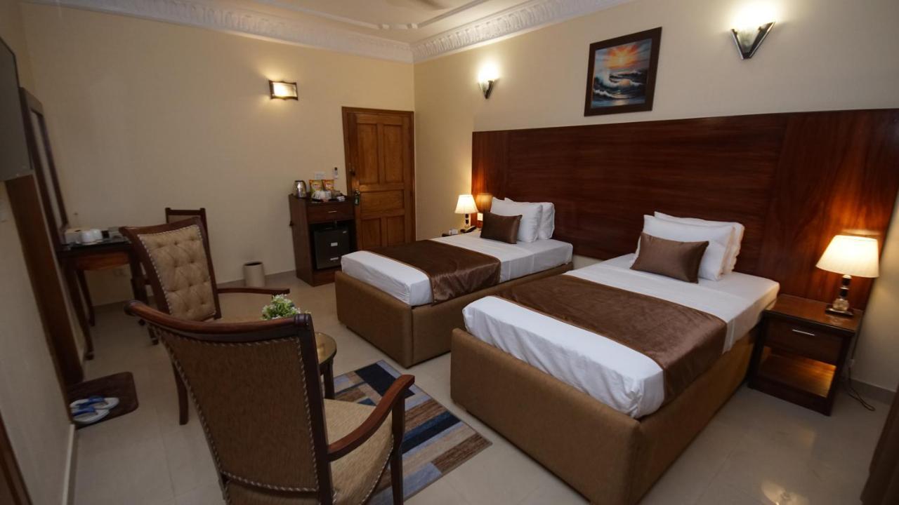 World Inn Hotel Karacsi Kültér fotó