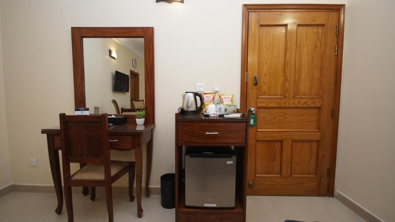 World Inn Hotel Karacsi Kültér fotó