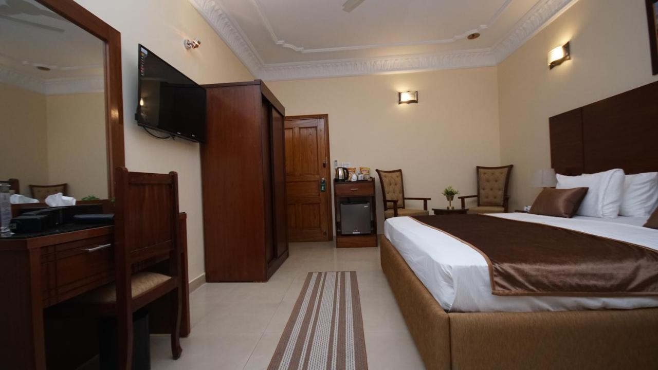 World Inn Hotel Karacsi Kültér fotó