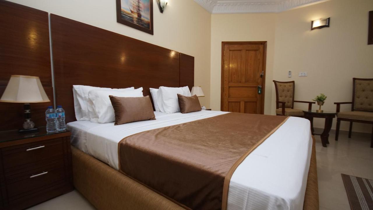 World Inn Hotel Karacsi Kültér fotó