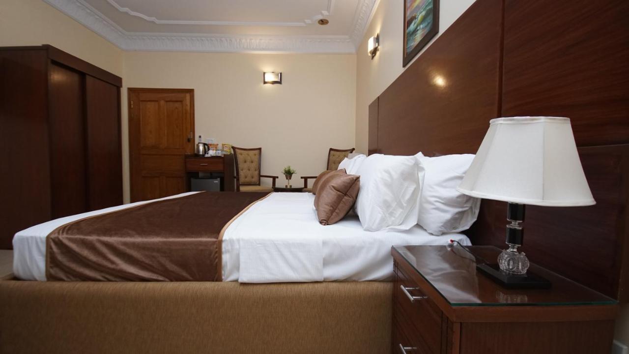 World Inn Hotel Karacsi Kültér fotó