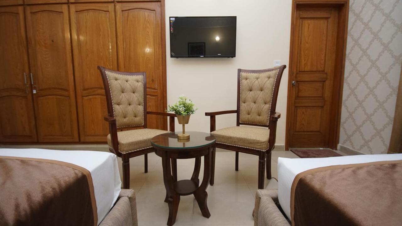 World Inn Hotel Karacsi Kültér fotó