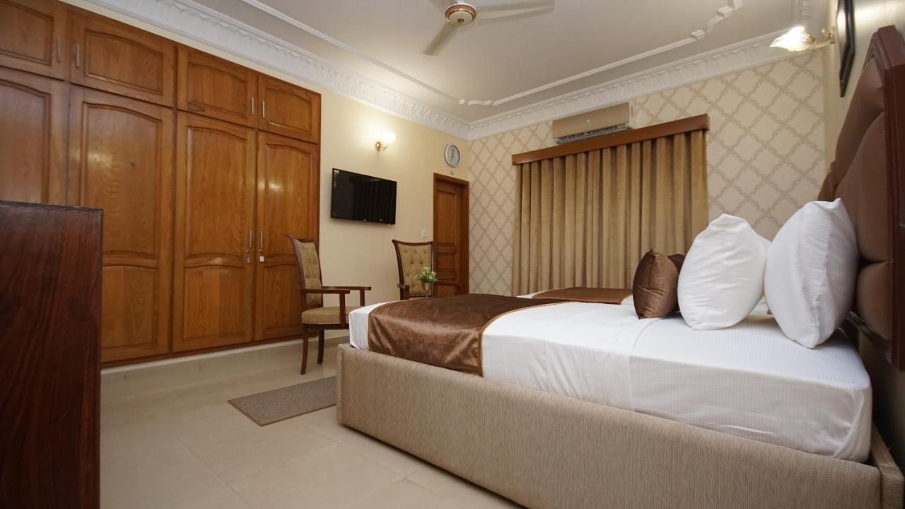 World Inn Hotel Karacsi Kültér fotó