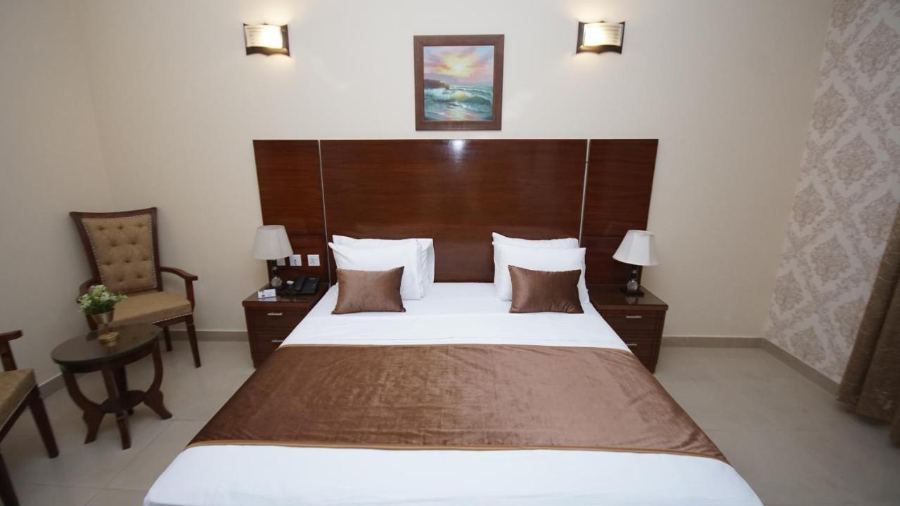 World Inn Hotel Karacsi Kültér fotó