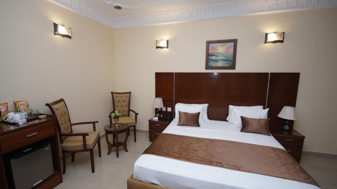 World Inn Hotel Karacsi Kültér fotó