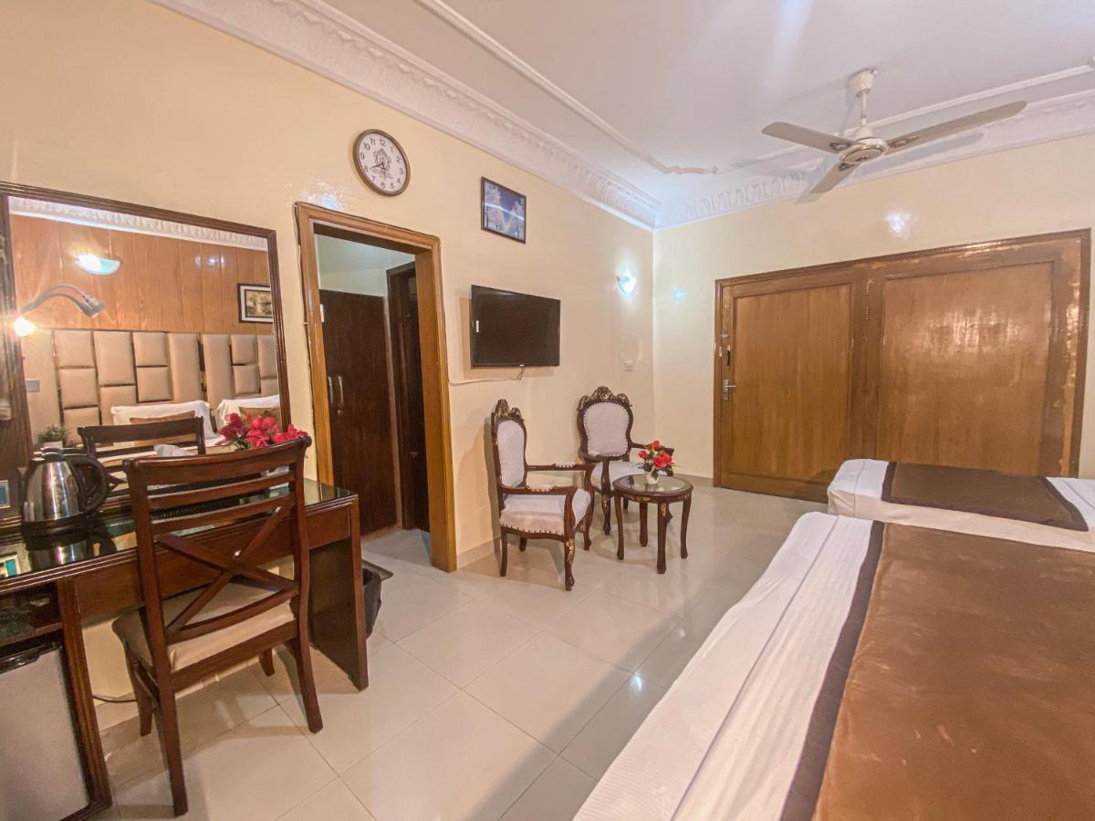 World Inn Hotel Karacsi Kültér fotó