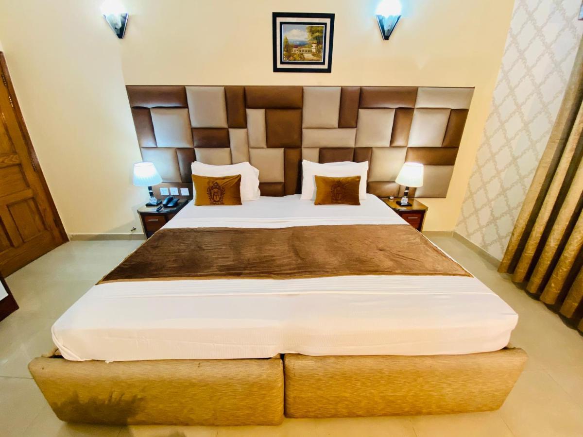 World Inn Hotel Karacsi Kültér fotó