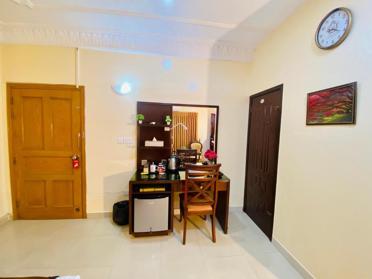 World Inn Hotel Karacsi Kültér fotó